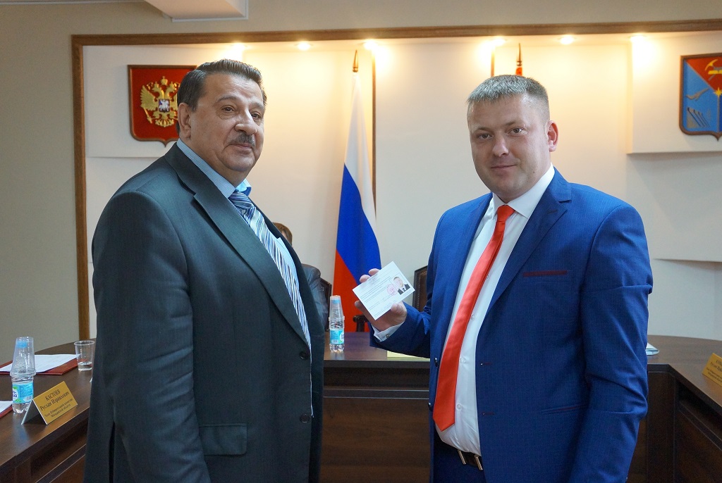 Вручение удостоверения Мария Золотарева, MagadanMedia