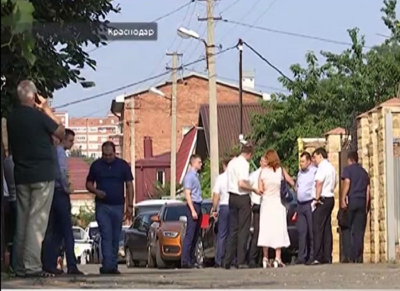 О возможных мотивах кровавого убийства женщины и троих детей в Краснодаре рассказали соседи Кадр из видео, снятого &quotКубань 24&quot