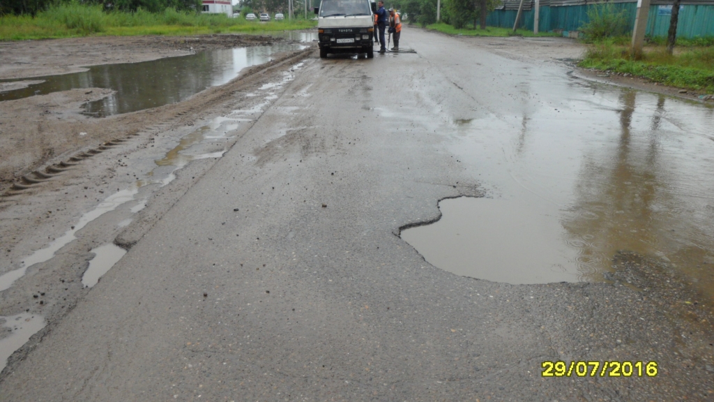 Дорожными работами под проливным дождем снова &quotпорадовали&quot биробиджанцев коммунальщики народный корреспондент ИА ЕАОMedia