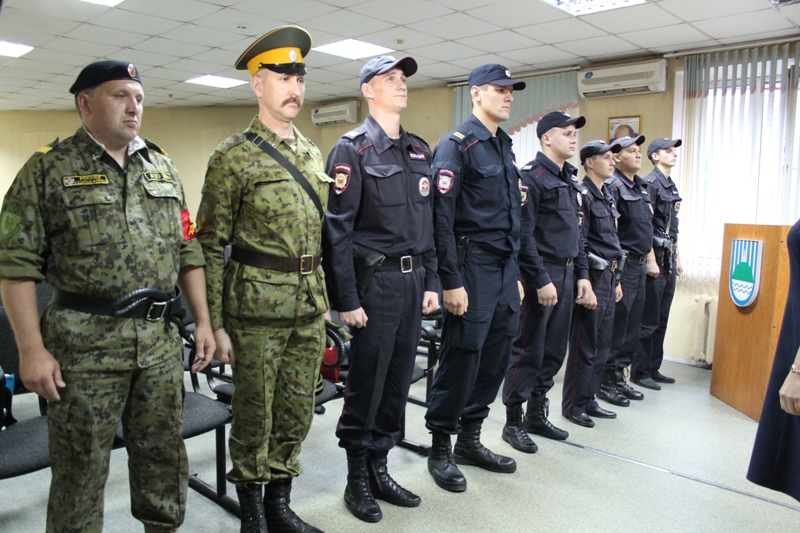 Народные дружинники перенимают у полицейских Биробиджана опыт патрулирования улиц