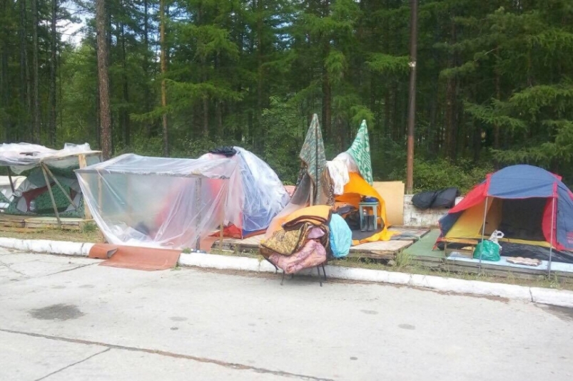 Северомуйцы мокнут в палатках предоставлено Ксенией Плехановой