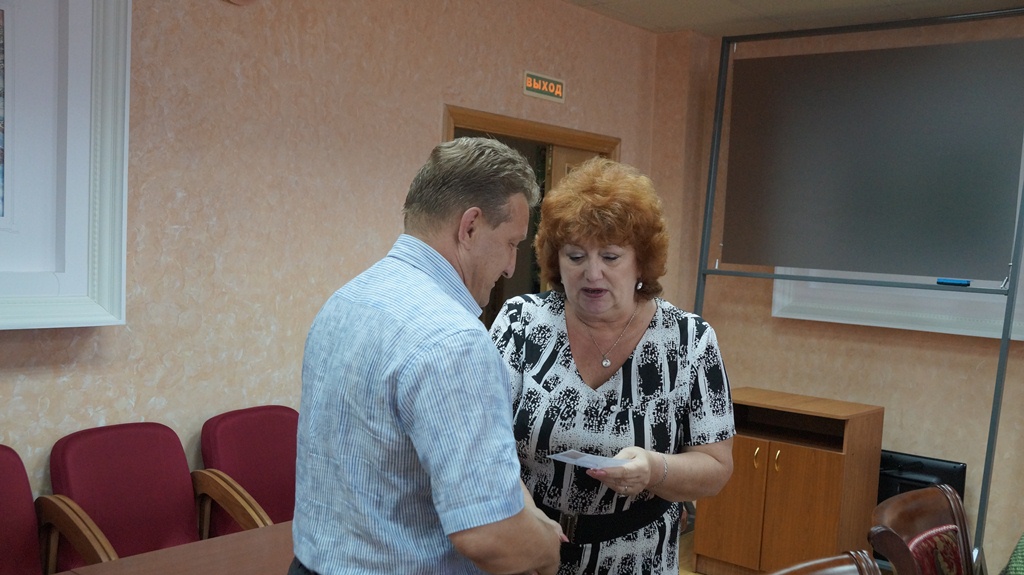 Вручение удостоверение Ивану Проходцеву Избирательная комиссия ЕАО