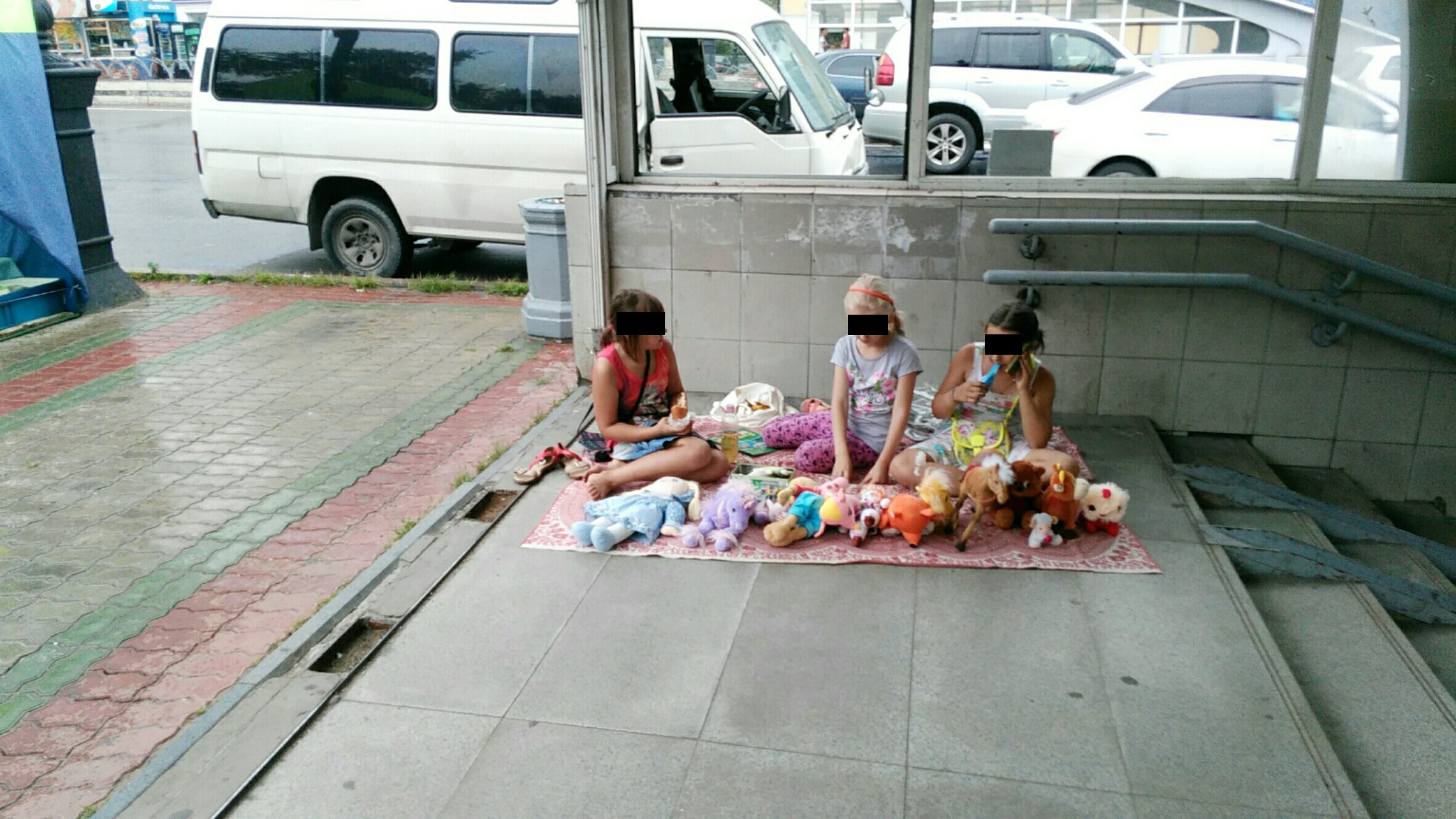 Малолетние горожанки продают старые игрушки в Хабаровске  Роман Корчагин