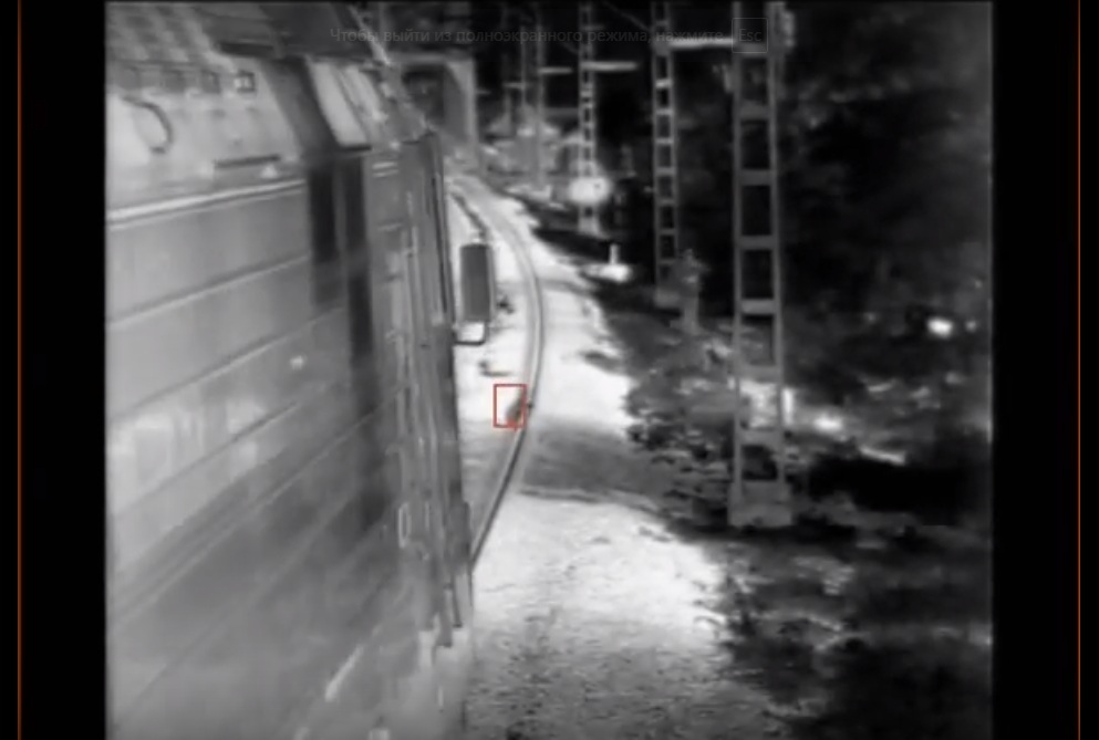 Подробности спасения ребенка из под поезда в Сочи попали на видео Кадр из видео с хостинга youtube (автор &quotМакс Портал&quot)