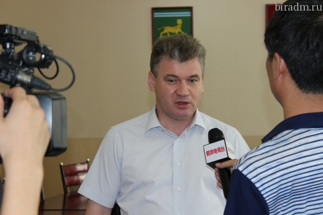 Евгений Коростелев дает интервью китайскому телевидению с сайта мэрии города