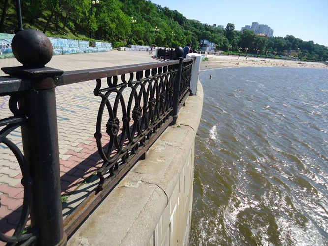 Угрозу детям на набережной Хабаровска не устраняют больше месяца Алексей Монастырев.