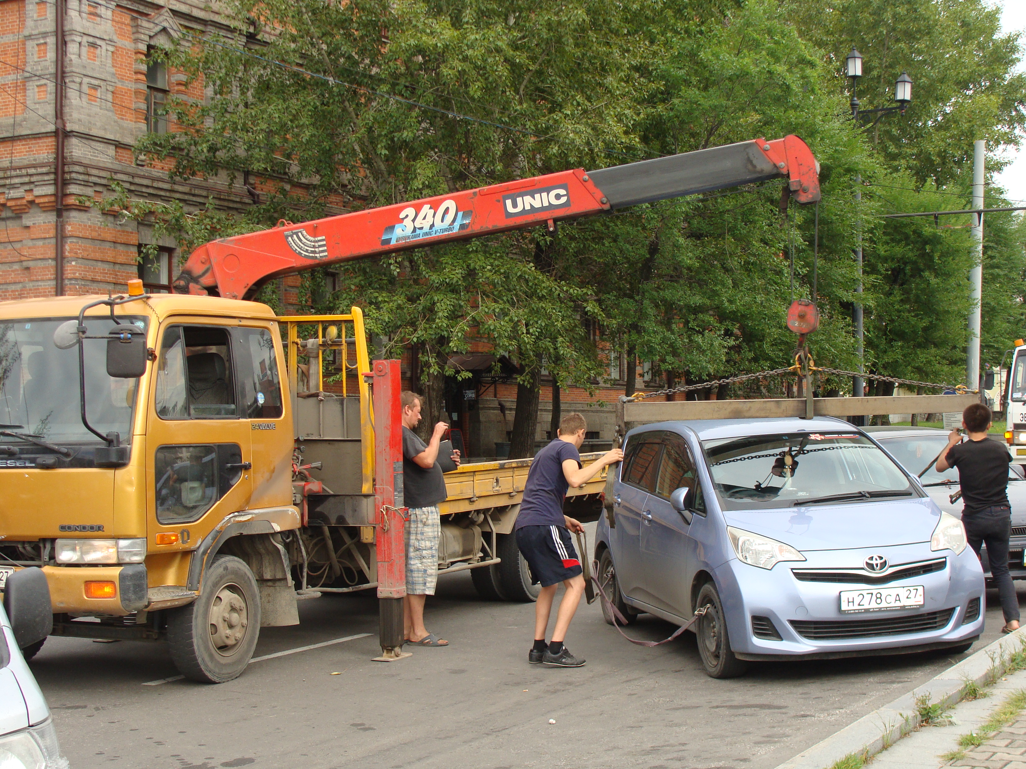 Очередную порцию &quotпровинившихся&quot авто вывезли эвакуаторы в центре Хабаровска Ко Виктория, ИА AmurMedia