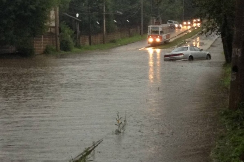 Затопленная улица Джамбула в Хабаровске