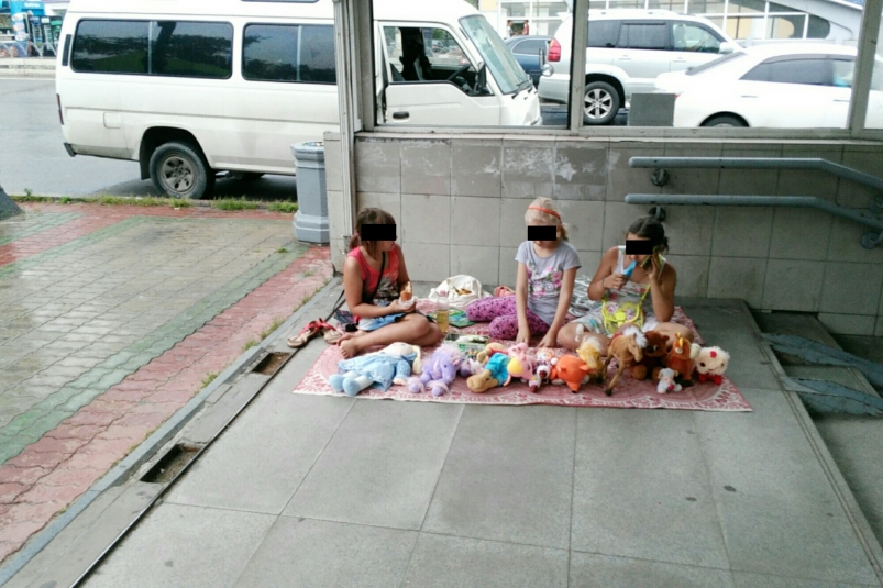 Малолетние горожанки продают старые игрушки в Хабаровске