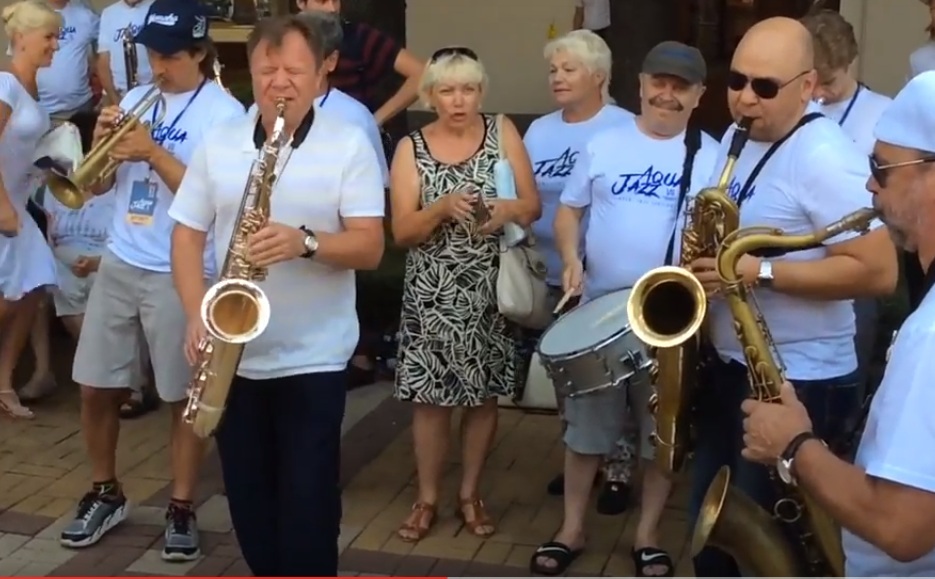 Музыкальное &quotхулиганство&quot участников фестиваля &quotАкваджаз&quot в Сочи попало на видео Кадр из видео (автор &quotмакс Портал&quot)