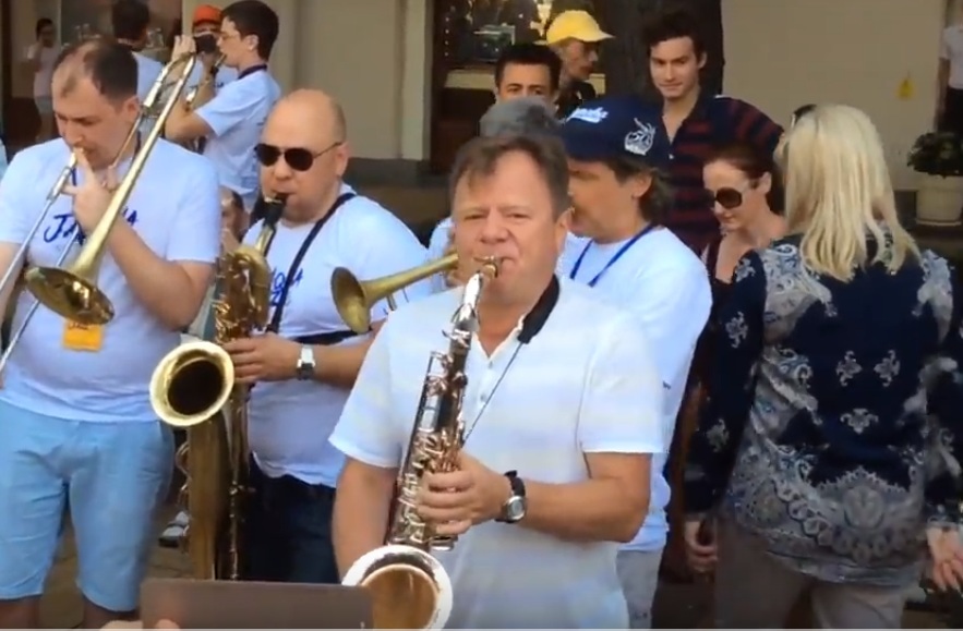 Музыкальное "хулиганство" участников фестиваля "Акваджаз" в Сочи попало на видео