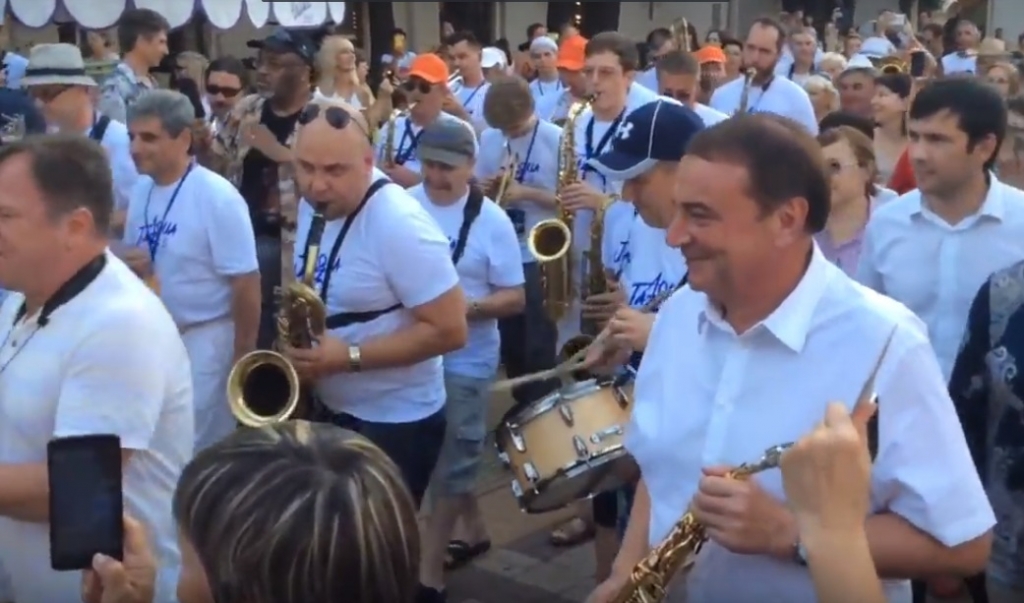 Музыкальное "хулиганство" участников фестиваля "Акваджаз" в Сочи попало на видео