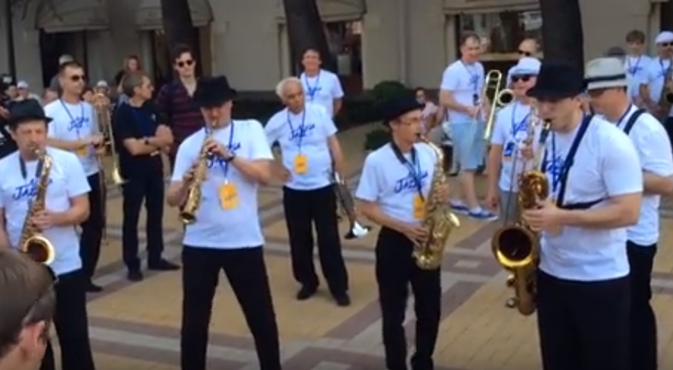 Музыкальное "хулиганство" участников фестиваля "Акваджаз" в Сочи попало на видео