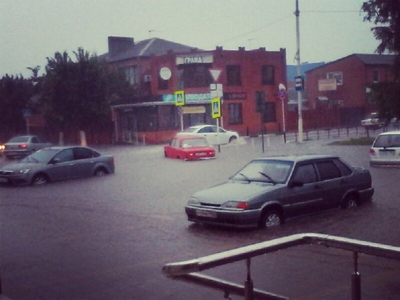 На Кубани станицу Ленинградскую засыпало градом, а Каневскую залило дождем
