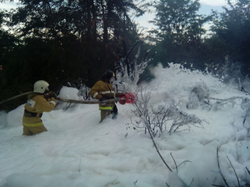 Спасатели тушат обломки вертолета