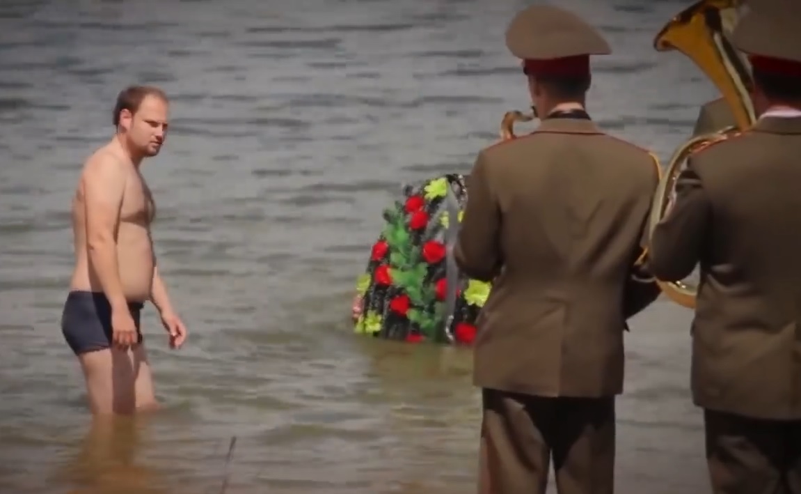 скриншот видео в соцсети Флешмоб с реквиемом устроили в назидание всем, кто любит &quotзакладывать за воротник&quot 