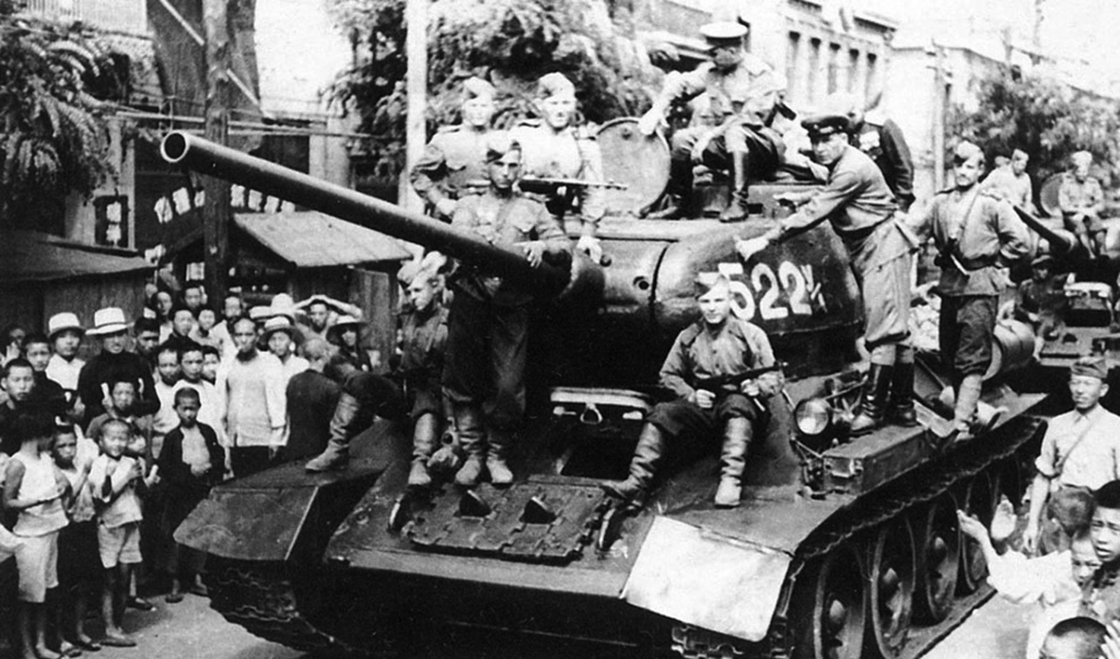 Советские танки входят в Чанчунь. Фото: