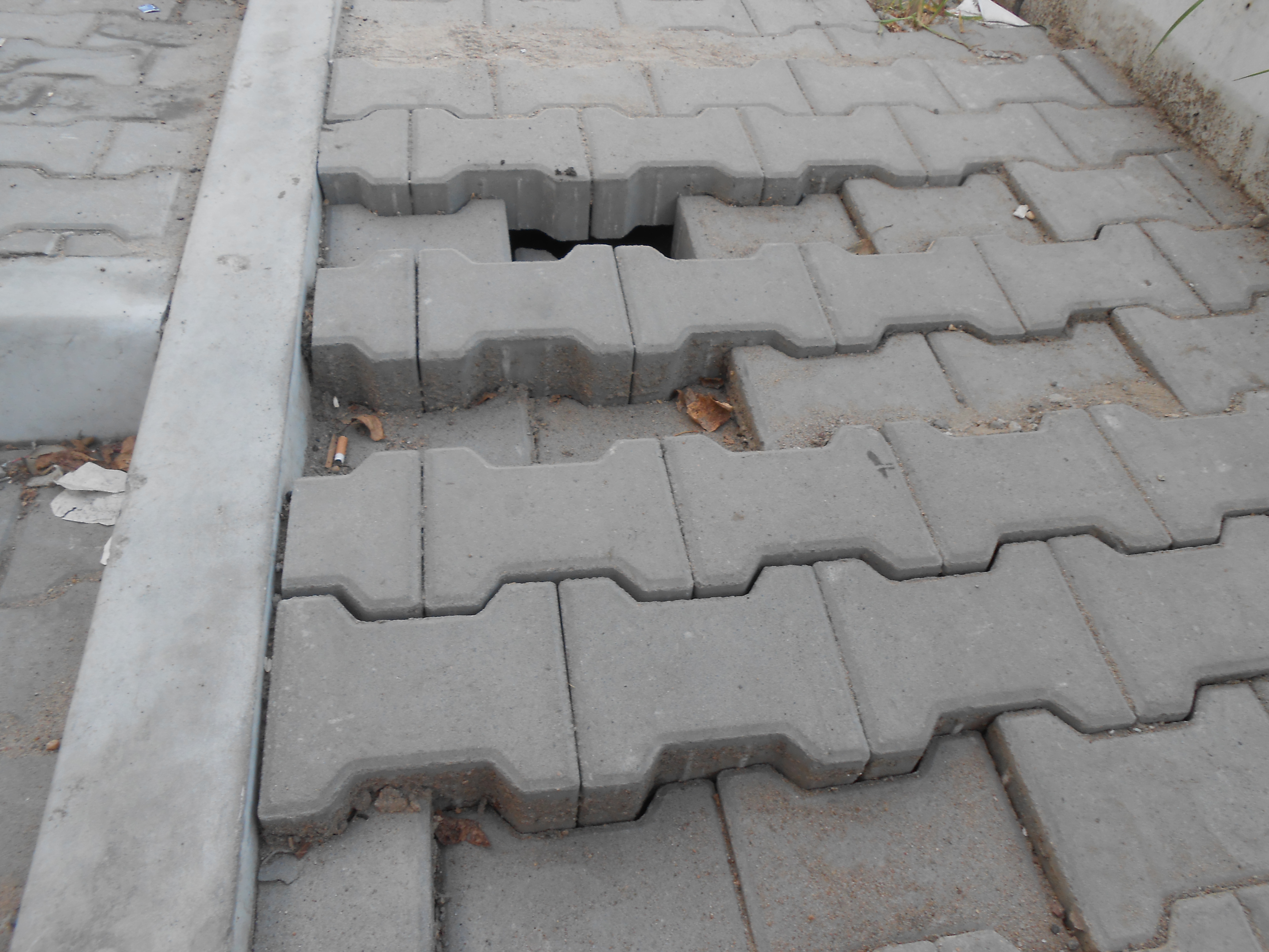 Плитка на остановке Судоверфь стала проваливаться сразу после замены жительница Хабаровска