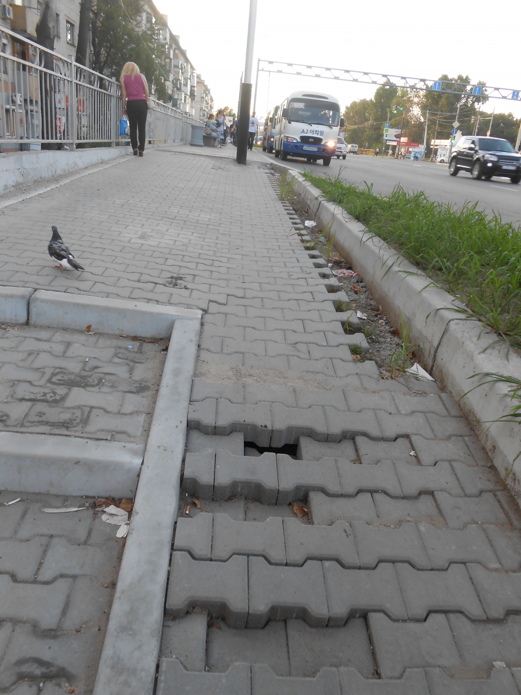 Плитка на остановке Судоверфь в Хабаровске стала проваливаться сразу после замены