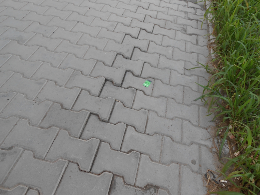 Плитка на остановке Судоверфь в Хабаровске стала проваливаться сразу после замены