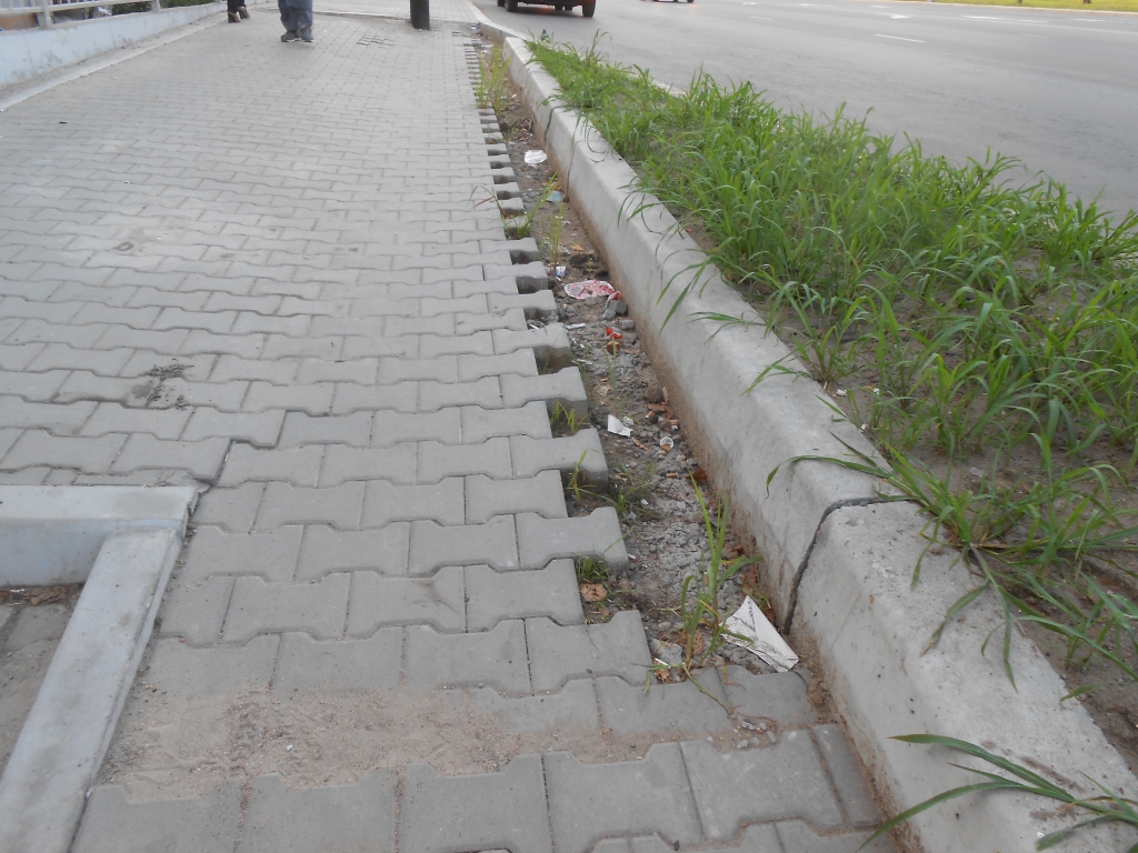 Плитка на остановке Судоверфь в Хабаровске стала проваливаться сразу после замены