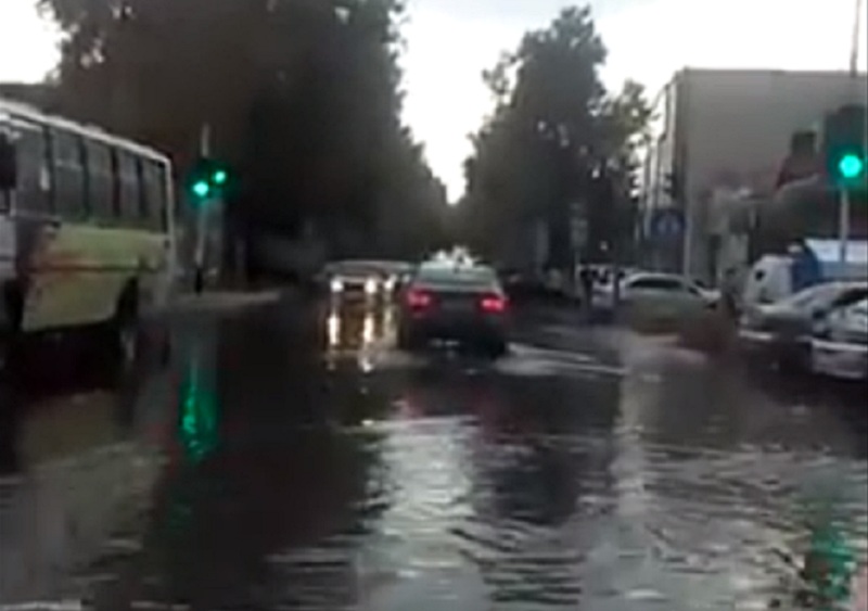 Первая жертва сегодняшних ливней на Кубани: центр Кореновска ушел под воду  Кадр из видео &quotДождь подтопил Кореновск&quot на видеохостинге Youtube, автор &quotБлокнот-Краснодар&quot