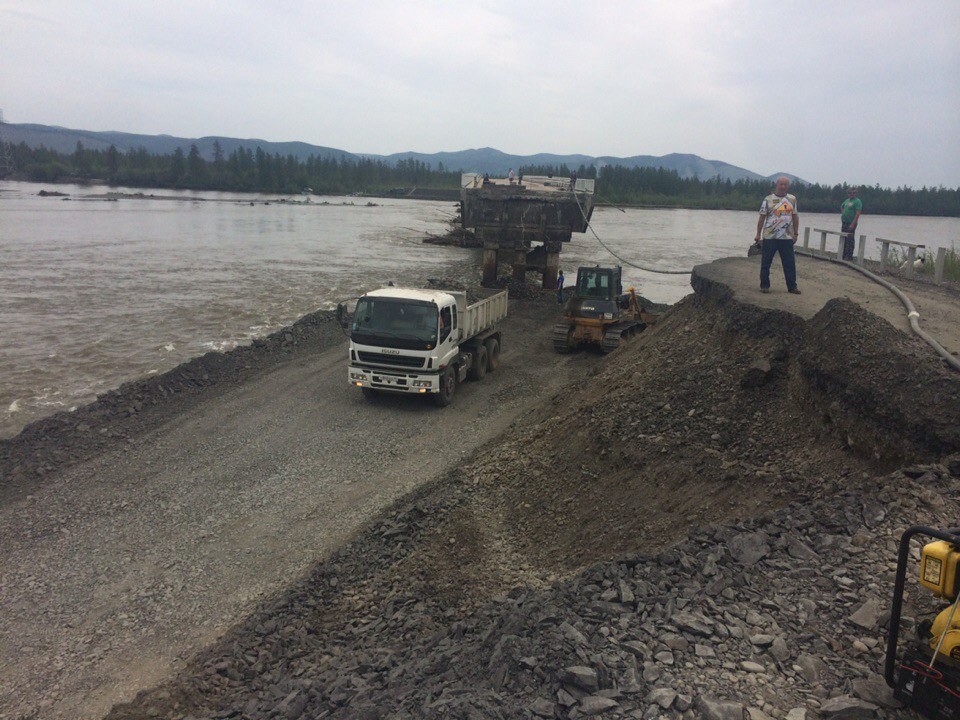 Идет ремонт моста через реку Эльга сайт Life