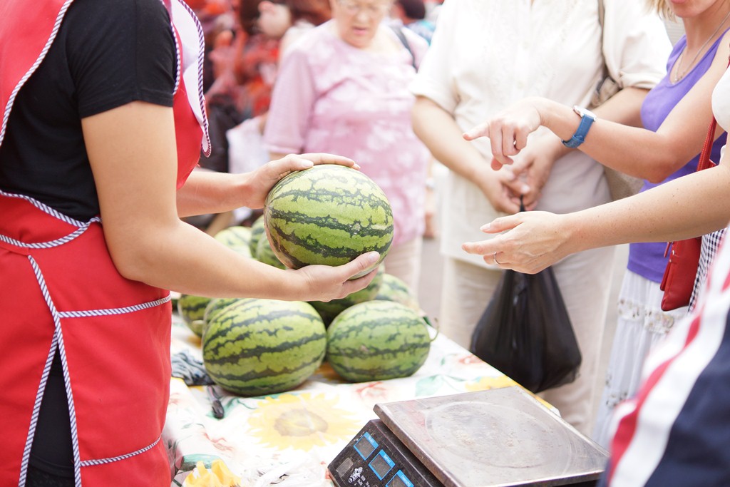 Жители ЕАО "окучивают" арбузные ряды: как выбрать "правильную" полосатую ягоду