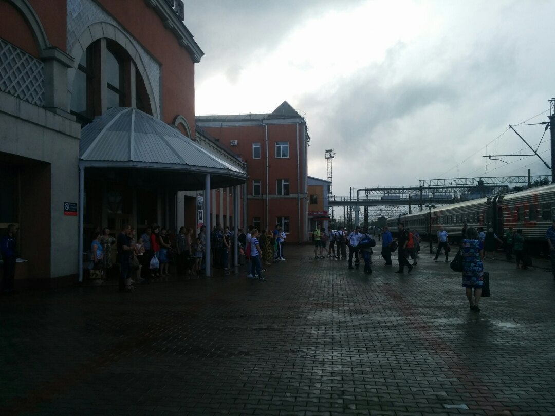 Срочно: пассажиров вокзала Биробиджана эвакуировали из-за подозрительной коробки предоставлено Александром Музыкой