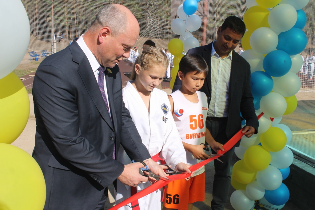 Мэр перерезает ленточку