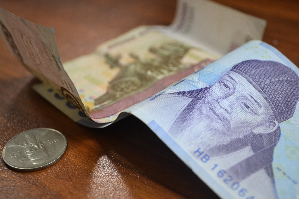 Финансовый аналитик считает, что рубль ослабляют намеренно Нескородьева Карина, PrimaMedia