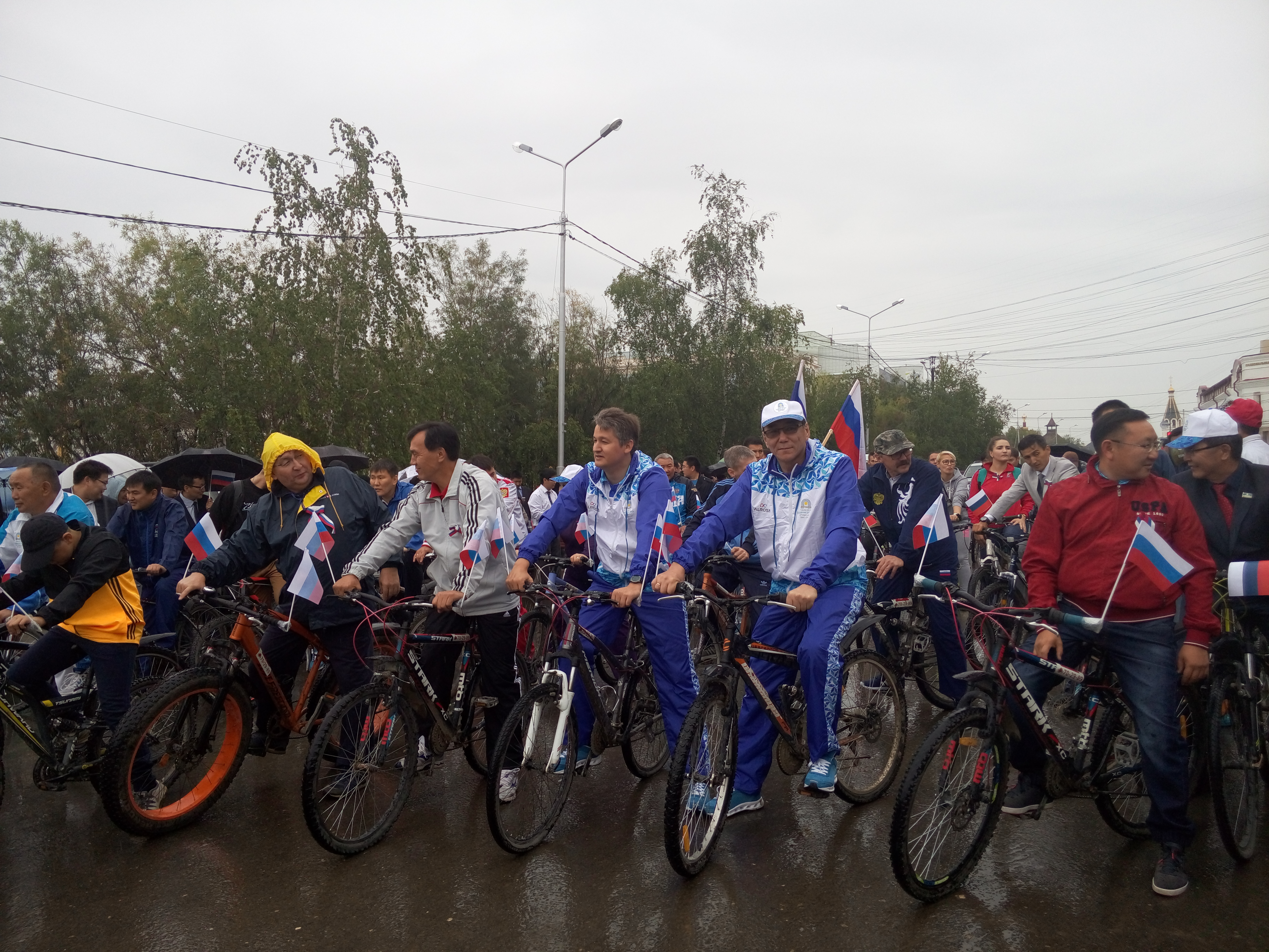 Велопробег в галстуках: члены правительства Якутии сели на велосипеды Нюргуяна Иванова