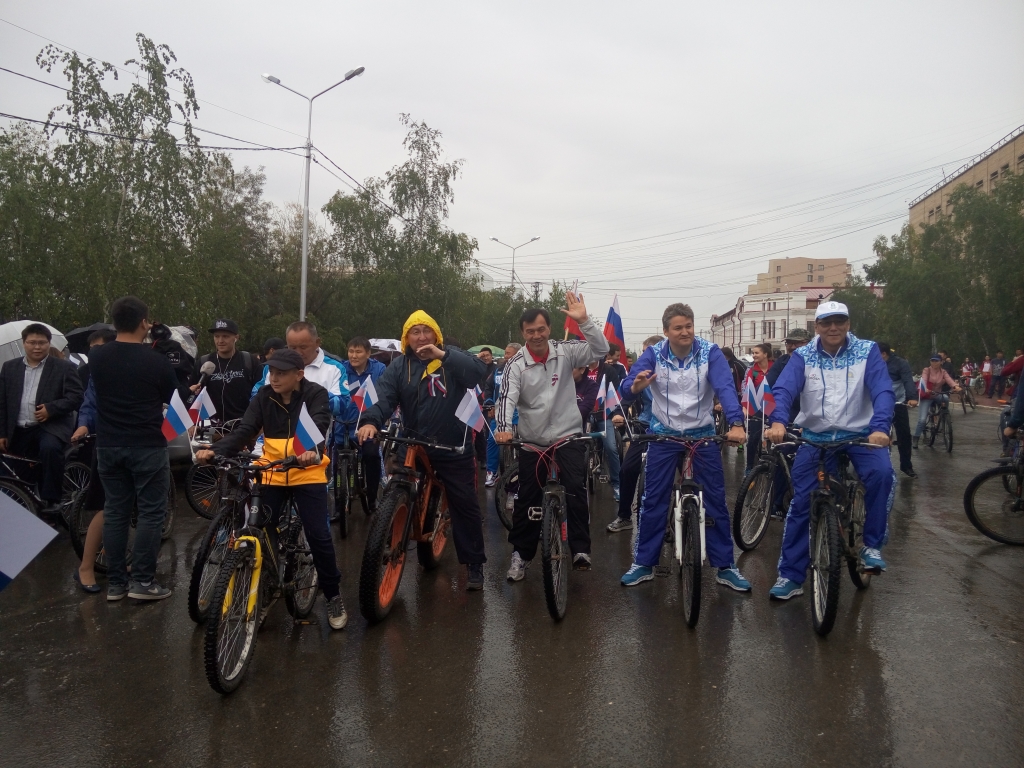 Велопробег в галстуках: члены правительства Якутии сели на велосипеды