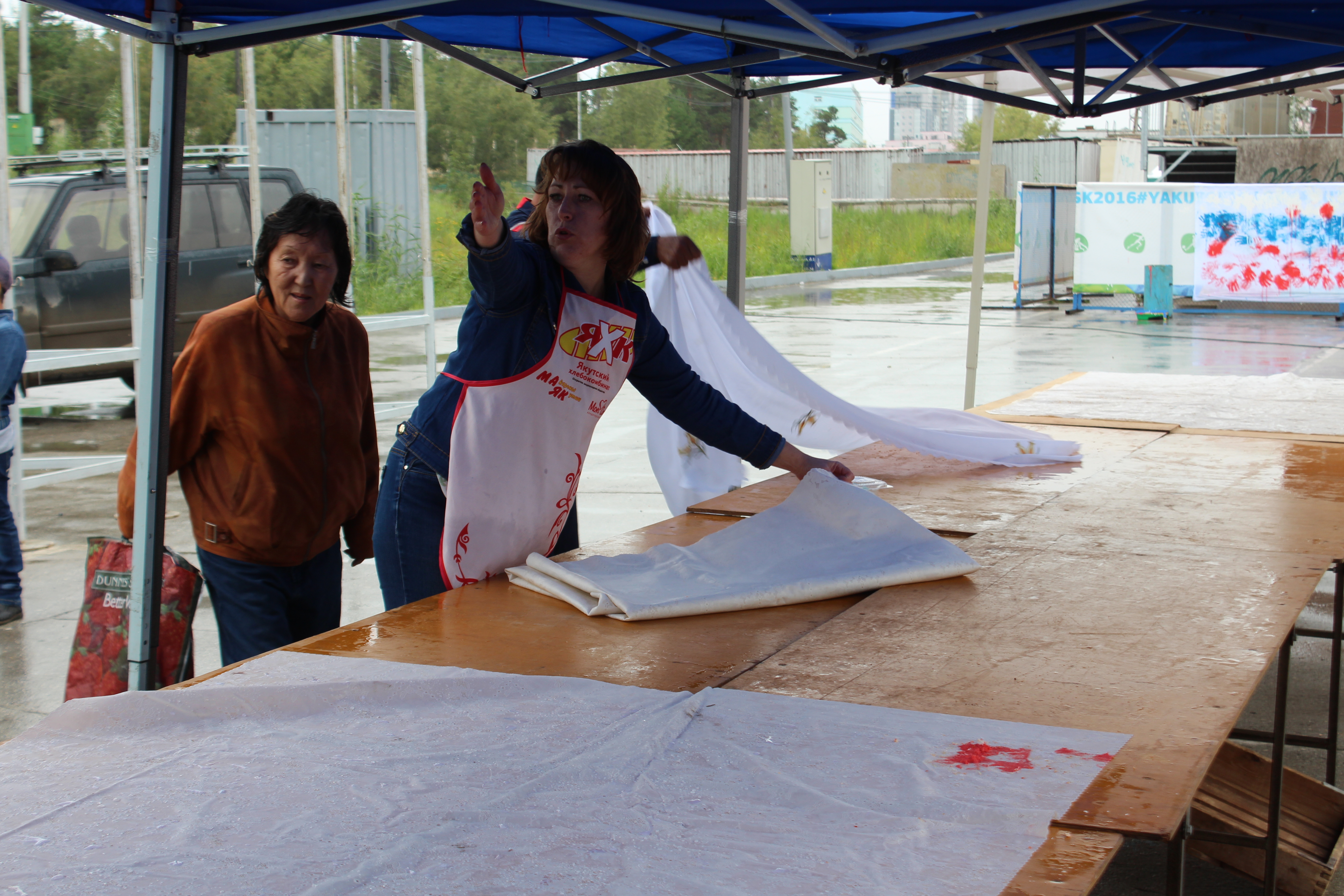 Из-за сдвига времени в программе праздничных мероприятий лакомством начали угощать за полчаса до начала  YakutiaMedia