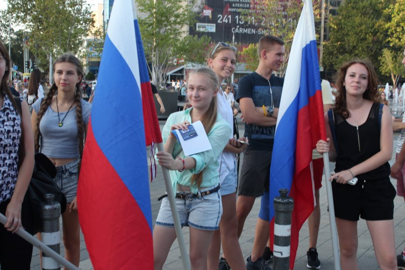 Молодежный праздник прошел в Краснодаре в честь Дня флага России