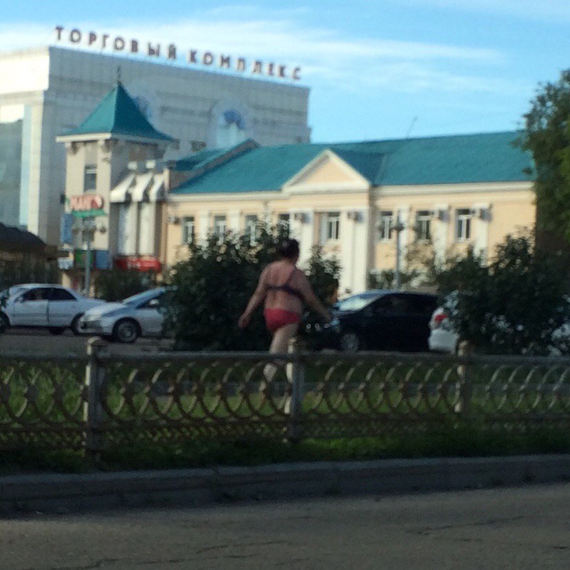 Вечерний променад в нижнем белье устроила пышнотелая биробиджанка по местному Арбату из соцсети