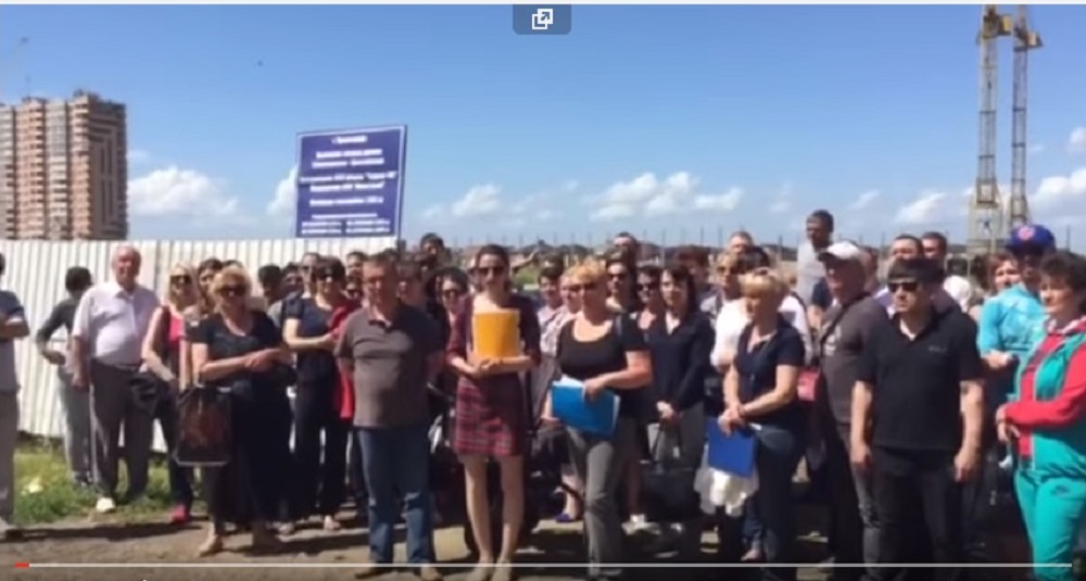 Новый инвестор будет достраивать дома обманутых дольщиков &quotТаурас-96&quot в Краснодаре Скриншот видеообращения обманутых дольщиков к президенту