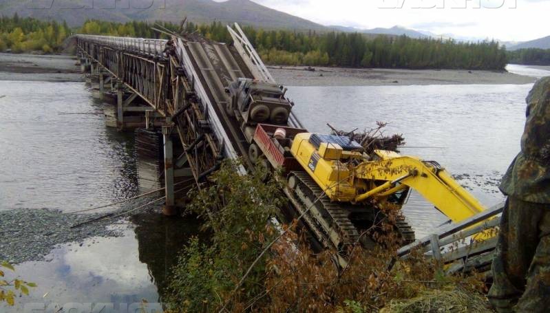 Под тяжестью автомобиля обрушился мост в Якутии Соцсети