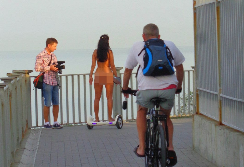 Фотосессия в стиле "ню": голая девушка прокатилась на гироскутере по Анапе