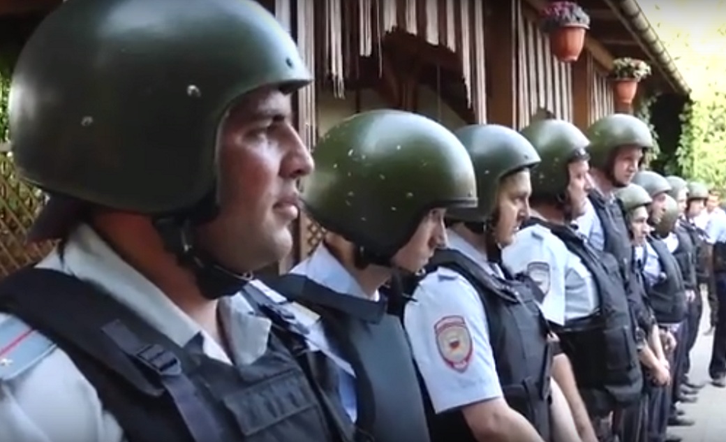 Скандальное видео задержания кубанских протестующих фермеров под Ростовом появилось в сети Кадр из видео с видеохостинга youtube, автор &quotБлокнот-Краснодар&quot