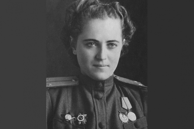 Мөлдір ақ купальниктің суреті