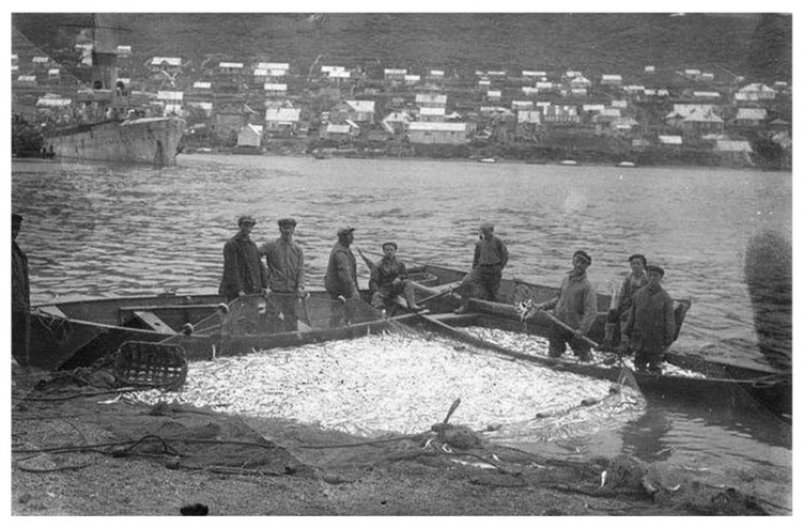 Рыбаки в Петропавловске-Камчатском, 1930-е гг из фондов Камчатской краевой научной библиотеки им. С. П. Крашенинникова.