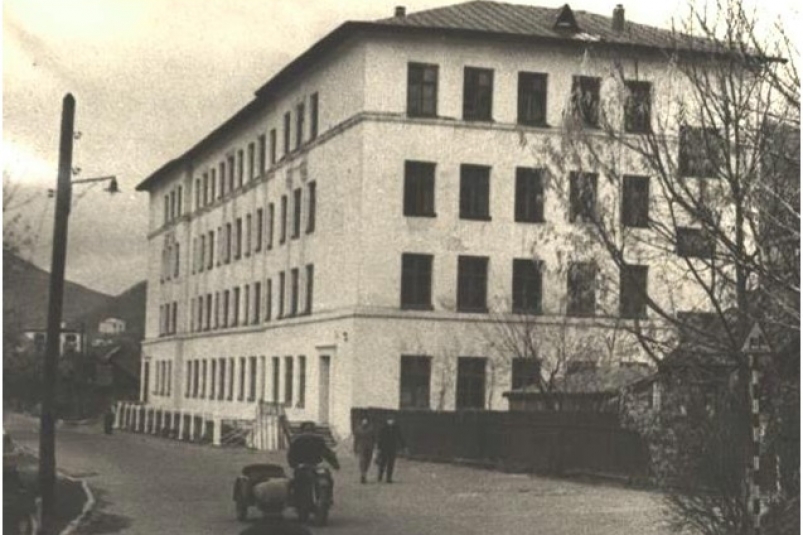 Здание школы в 1950-е гг из фондов КГКУ ГАКК