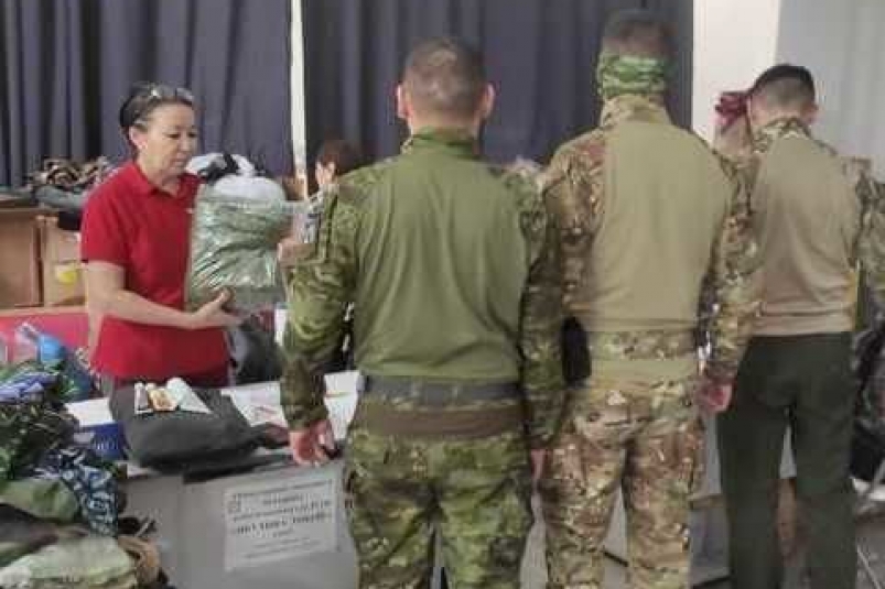 Военнослужащие получают дополнительную экипировку в штабе движения "Якутия с тобой!" пресс-служба главы и правительства республики