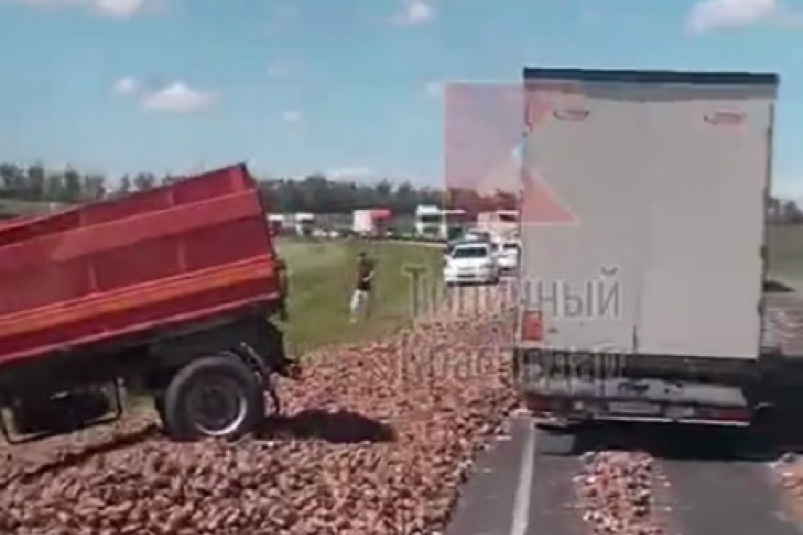 В Ейске после столкновения с "легковушкой" грузовик перевернулся и засыпал дорогу свеклой Скриншот видео с Telegram-канала: t.me/krd_tipich_ru