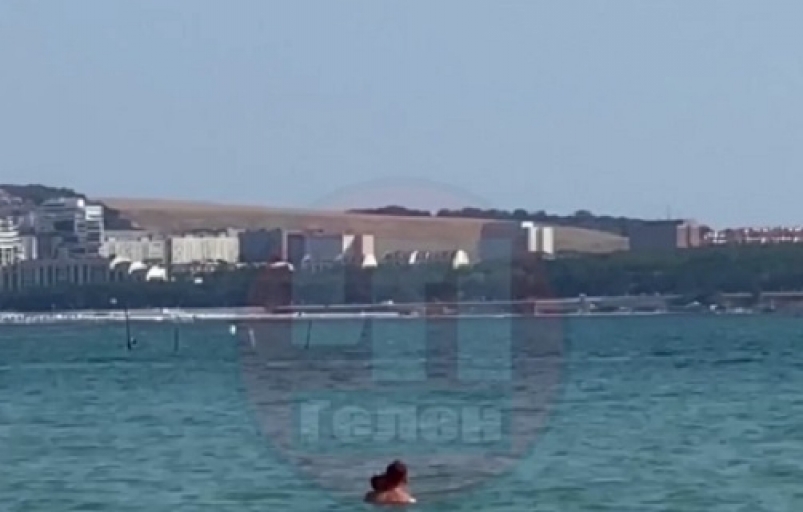 Пара, занимающаяся сексом в море на глазах у отдыхающих, возмутила жителей Геленджика Скриншот видео с Telegram-канала: t.me/gelen_chp_official