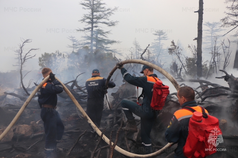 МЧС и лесхоз удерживают пожар на Снегорке в Магадане ГУ МЧС России по Магаданской области