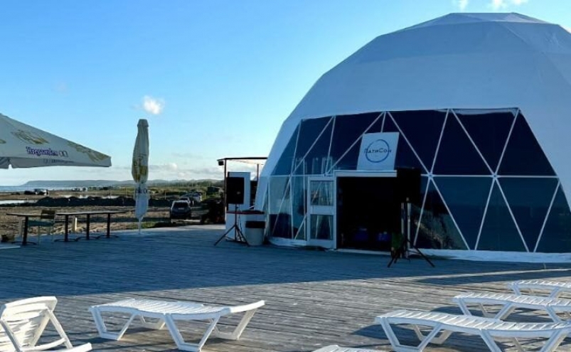 На берегу Анивского залива открылся современный глэмпинг "ПатиСон Парк" пресс-служба министерства туризма Сахалинской области