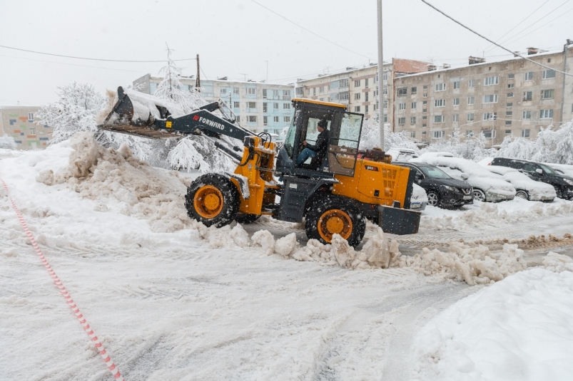 Техника ГЭЛУД и КЗХ расчищает город от снега, ведет противогололедную обработку Источник