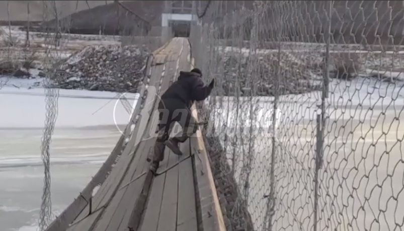 Мужчина ползёт по мосту на работу Кадр из видео